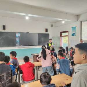 余慶縣公安局交通管理大隊進校園開展五一節(jié)前交通安全宣傳教育活動