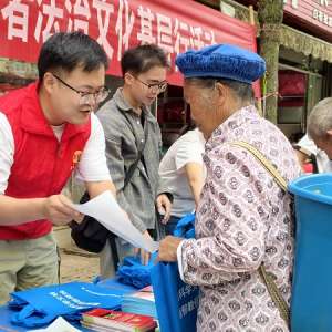 安龍縣灑雨鎮開展青年普法志愿者法治文化基層行活動
